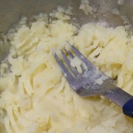 Kupas kentang lalu kukus hingga matang. Haluskan kentang dengan garpu..