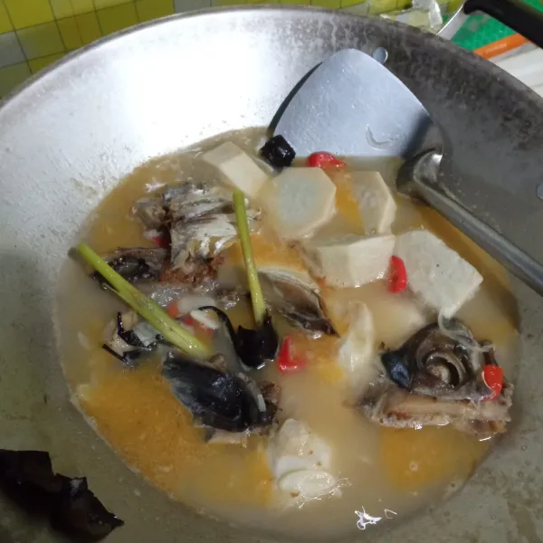 Masukkan keladi, masak sebentar.