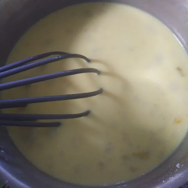 Aduk sampai rata kemudian tambahkan pewarna makanan dan masak menggunakan api kecil.