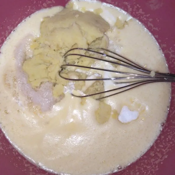 Kocok telur dan gula hingga gula larut. Masukkan bahan biang, kentang halus, santan instan, pasta vanila, dan BP aduk hingga rata.