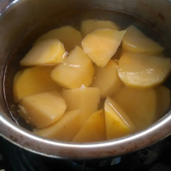 Kupas kentang kemudian cuci bersih lalu rebus sampai cukup lunak dan tiriskan.