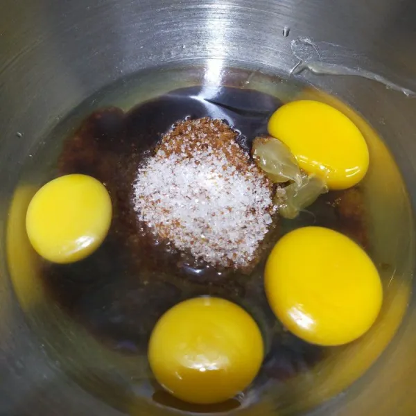 Mixer telur, gula pasir, gula palm dan sp. Mixer dengan kecepatan tinggi selama 10 menit.