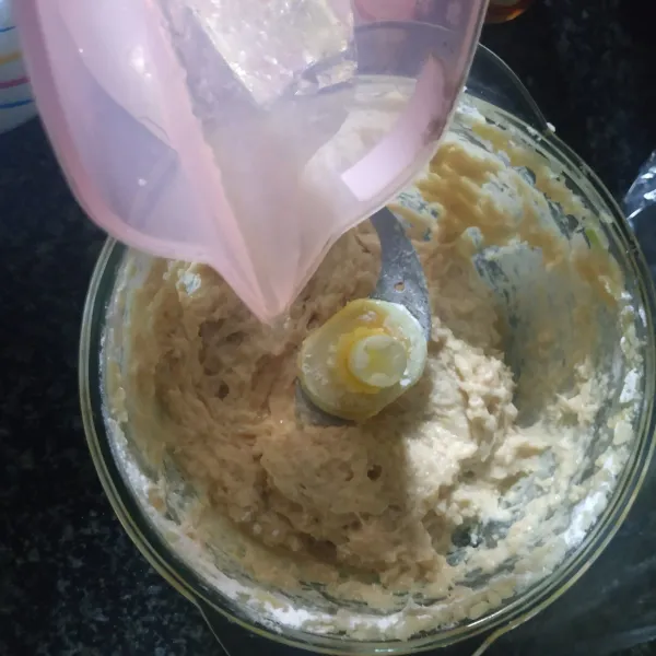 Masukkan air lalu blender sampai halus