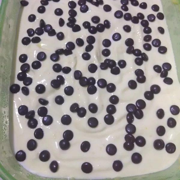 Pindahkan ke dalam wadah kemudian tabur chocochips sesuai selera. Masukkan ke dalam freezer semalaman atau sampai adonan membeku. Es krim Siap disajikan.