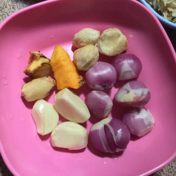 Haluskan bawang merah, bawang putih, kunyit, jahe, kemiri, dan lengkuas menjadi bumbu halus