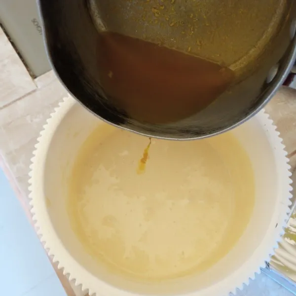 Matikan mixer, tuang bahan margarin. Aduk sampai tercampur rata