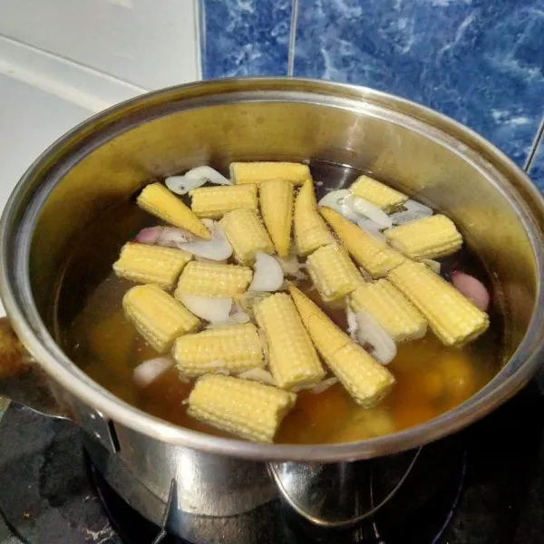 Kemudian masukkan labu, putren dan ubi. Didihkan selama 5 menit.