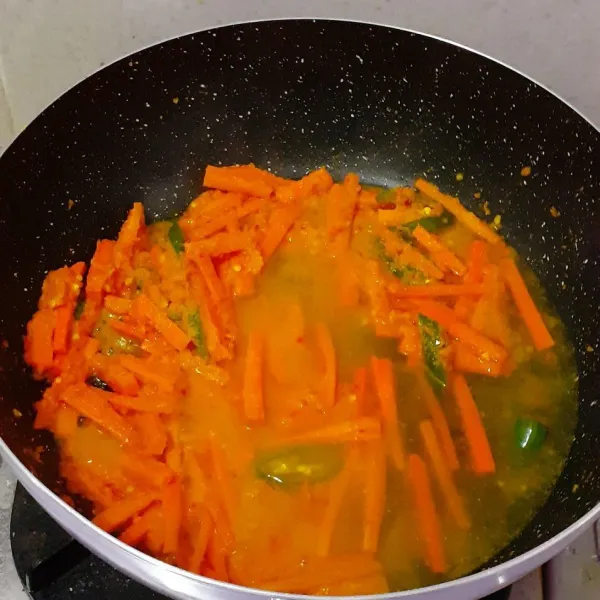 Masukkan wortel, tumis hingga layu, lalu masukan 200 ml air dan asam cuka.