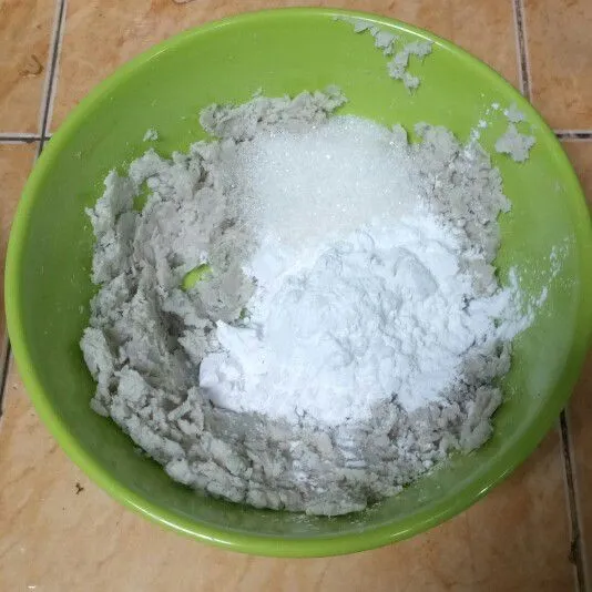 Tambahkan tepung tapioka, garam dan gula pasir, aduk rata.