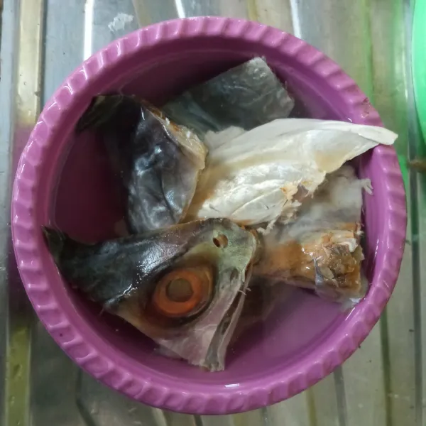 Rendam kepala ikan asin tenggiri selama ±20 menit untuk mengurangi kadar keasinan ikan.