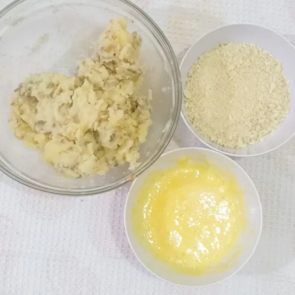Bentuk adonan kentang sesuai selera dan isi bagian tengahnya dengan keju mozarella. Baluri adonan yang telah dibentuk kedalam campuran tepung terigu dan telur, lalu balurkan dengan tepung panir.