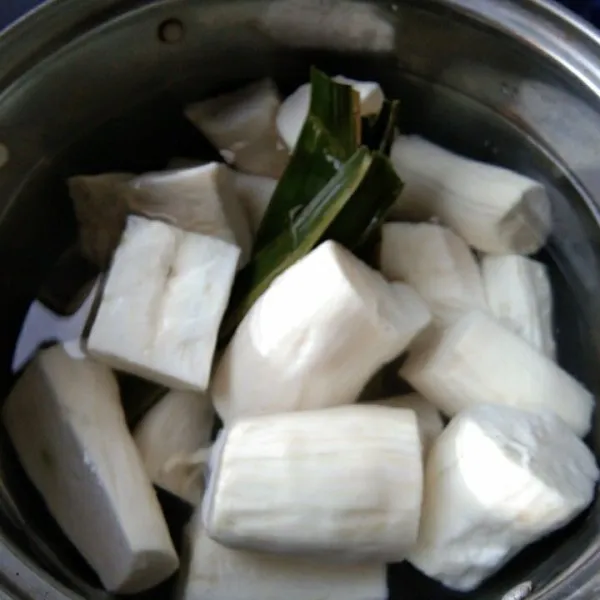 Siapkan panci dengan air secukupnya, rebus singkong dengan daun pandan.