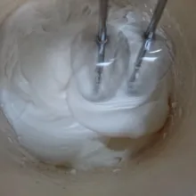 Kocok putih telur sampai setengah mengembang, tambahkan sisa gula sedikit-sedikit sambil dikocok sampai mengembang.