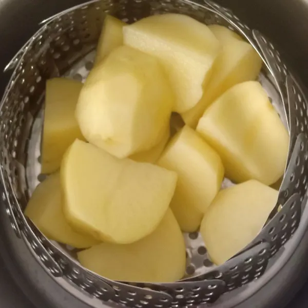 Kupas dan kukus kentang selama 20 menit atau hingga matang.