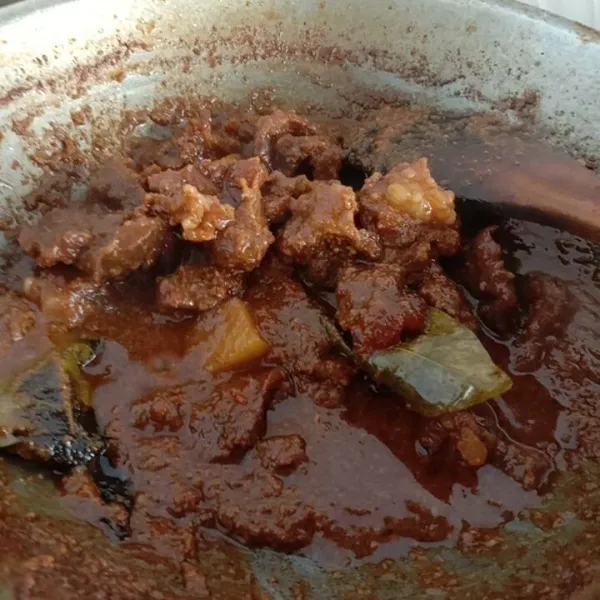 Masak daging hingga matang, jila kurang empuk bisa ditambahkan air sedikit demi sedikit dan biarkan hingga empuk. Angkat dan sajikan.