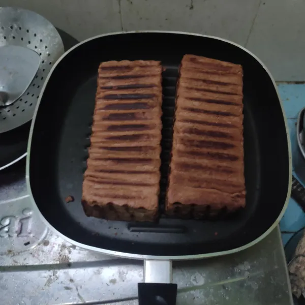 Panaskan teflon, panggang roti dengan api kecil sedang hingga kecoklatan. Balik-balik agar matangnya merata. Sajikan dengan toping kental manis atau sesuai selera