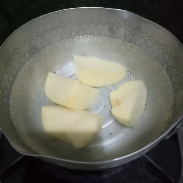 Rebus kentang sampai lunak,angkat sisihkan.