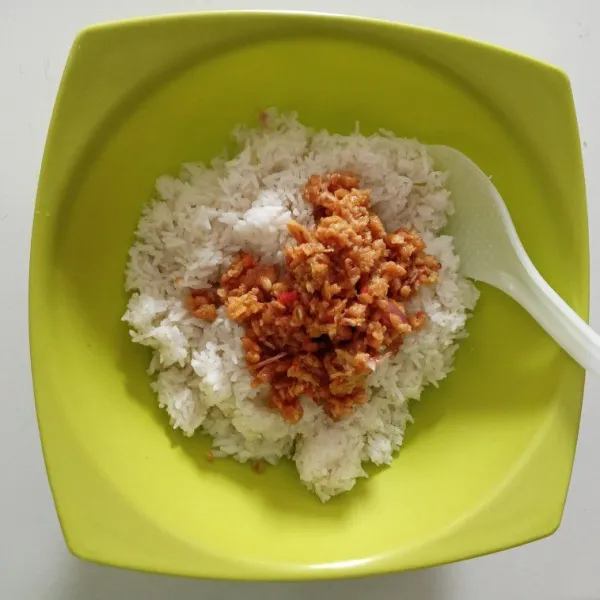 Siapkan nasi, tuang tempe yang sudah di penyet ke dalam mangkuk nasi