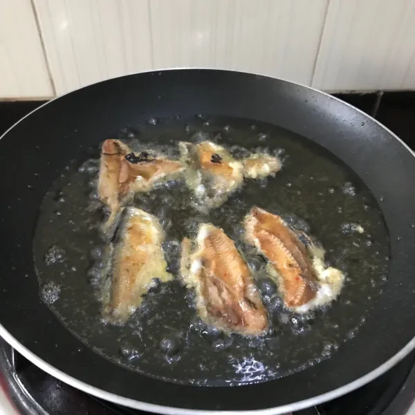 Setelah tercampur dengan telur, goreng ikan di dalam minyak yang sudah panas