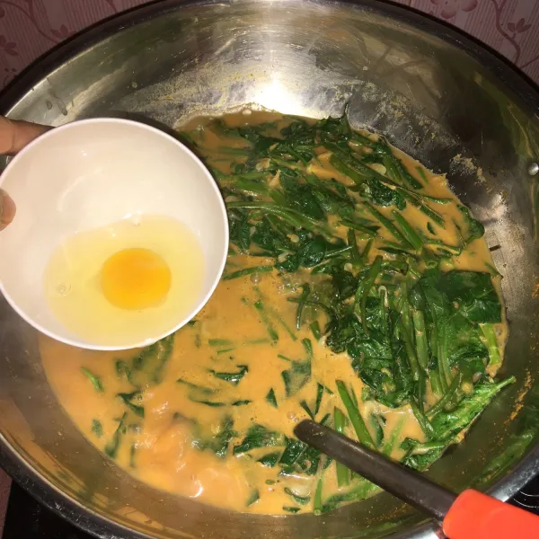 Setelah kangkung sedikit layu, masukkan telur. Beri jarak antar telur agar tidak melekat satu sama lain. Masak hingga telur matang atau sesuai selera