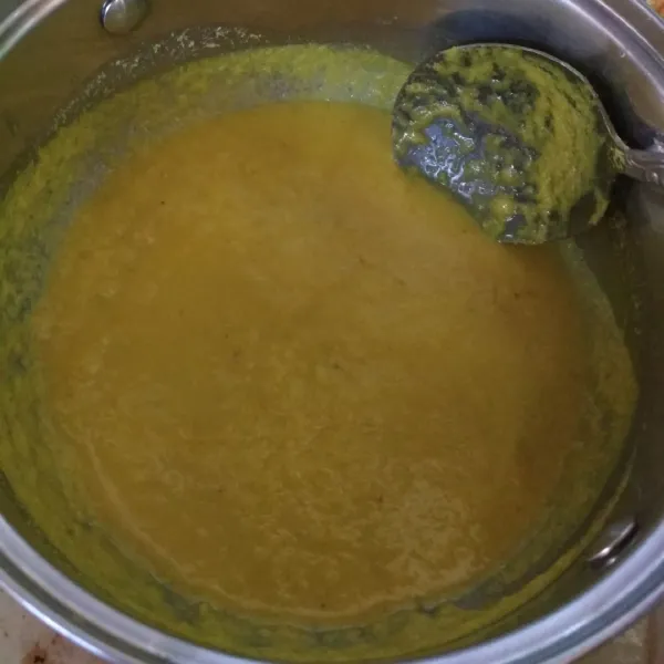 Masak bumbu halus dengan segelas air hingga mendidih dan keluar aromanya.