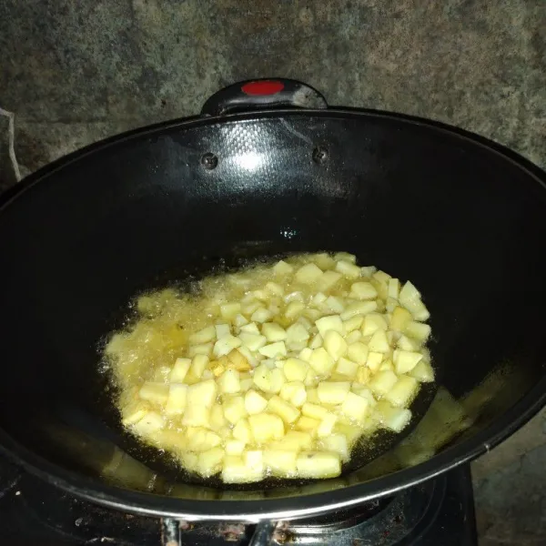 Goreng kentang sampai matang lalu sisihkan