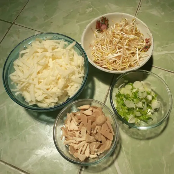 Potong korek bengkuang, potong-potong daun bawang, bakso dan ayam yang sudah direbus.