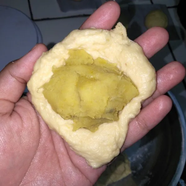 Kempiskan adonan. Bagi adonan seberat 45 gram kemudian beri isian ubi halus atau cokelat (sesuai selera).