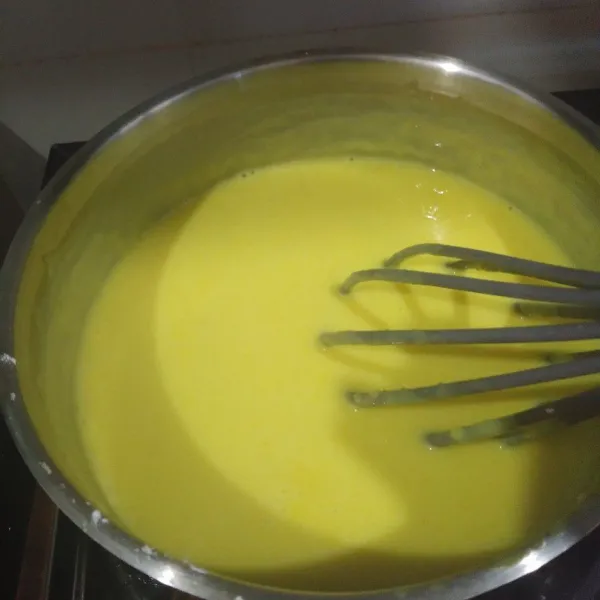 Masak sampai mengental dan meletup-letup. Angkat dan biarkan dingin.