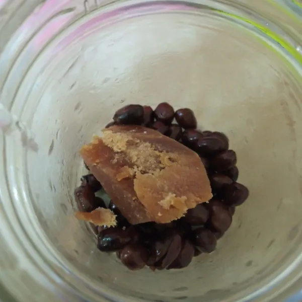 Goreng kacang tanah, kemudian blender halus dengan gula merah.