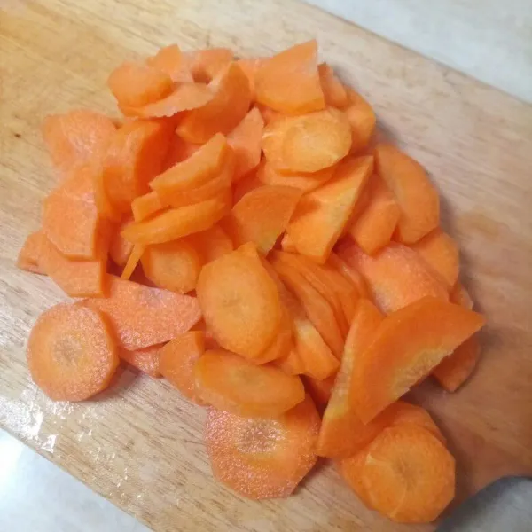 Siapkan bahan, tauge dicuci bersih dan wortel diiris tipis.
