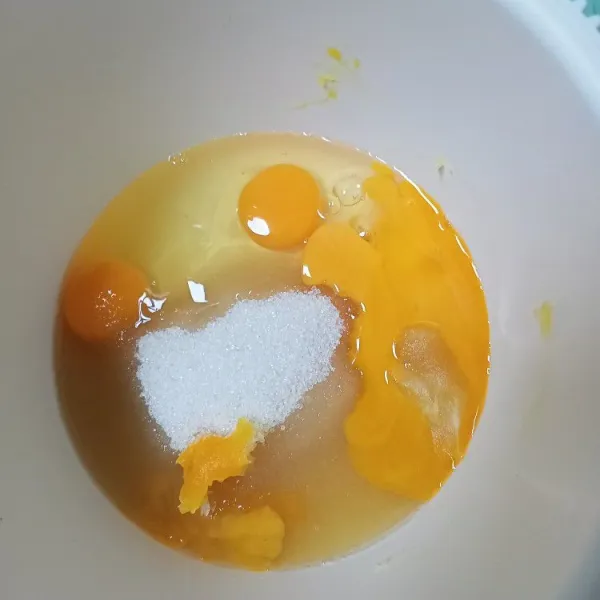 Mixer gula, telur, sp hingga mengental dan berwarna putih.