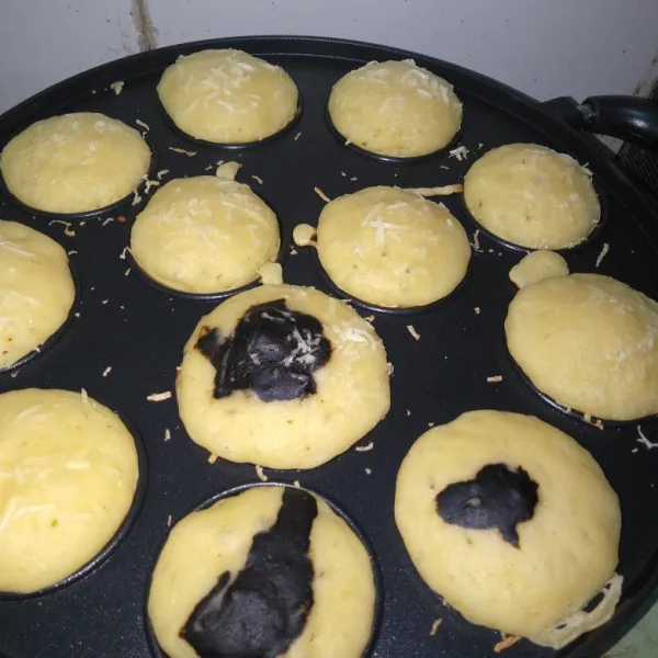 Setelah mengembang buka cetakan. Angkat pukis dan tiriskan. Sajikan (untuk adonan motif ambil beberapa sendok adonan beri pasta cokelat dan tuang di atas adonan putih).