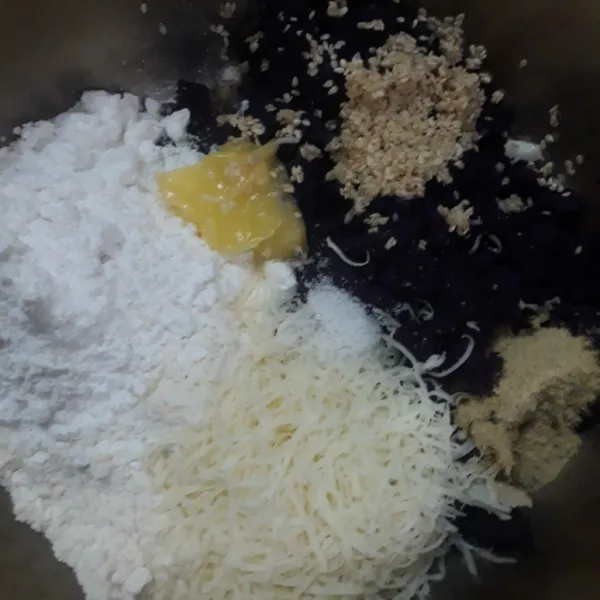 Campurkan semua bahan kering dan ubi ungu yang telah dihaluskan, uleni sampai membentuk adonan sambil masukan telur sedikit demi sedikit.