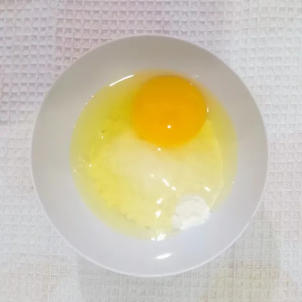 Aduk telur dengan tepung terigu hinggar tercampur.