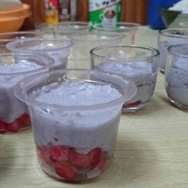 Tuang ke dalam gelas puding sampai 3/4 tinggi gelas. Biarkan beku.