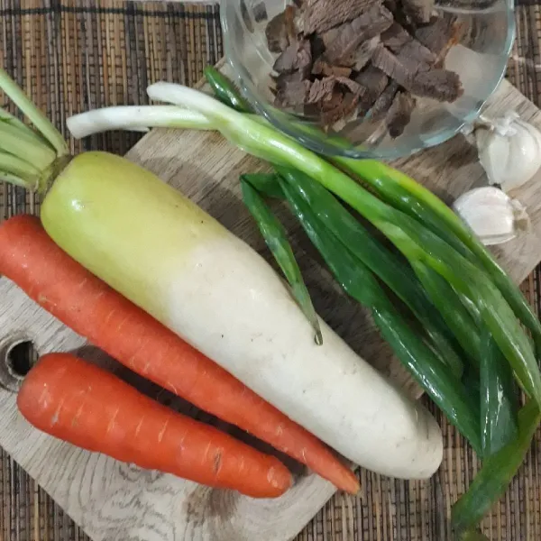 Siapkan sayuran segar seperti lobak, wortel dan daun bawang.