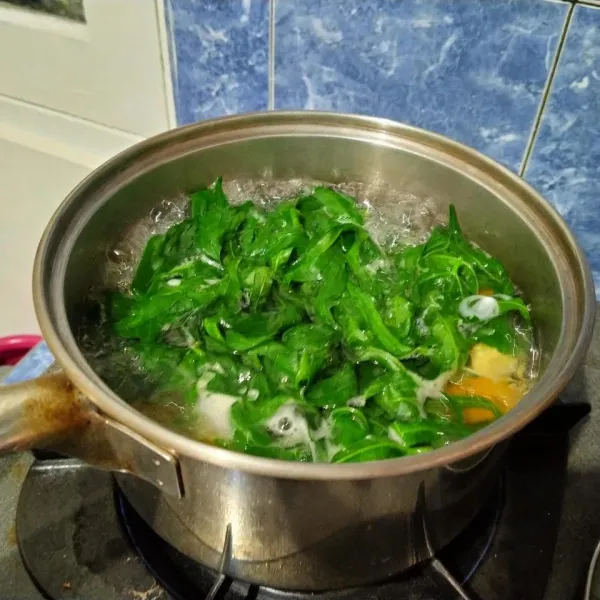 Kemudian masukkan daun gedi. Aduk.