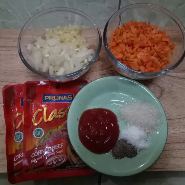 Siapkan bahan isian : potong kotak-kotak kecil wortel, cincang bawang bombay dan bawang putih.