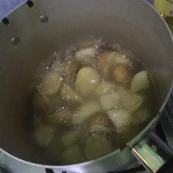 Cuci bersih kentang, potong jadi dua bagian. Rebus hingga empuk. Jika kulit dikupas maka akan mudah hancur