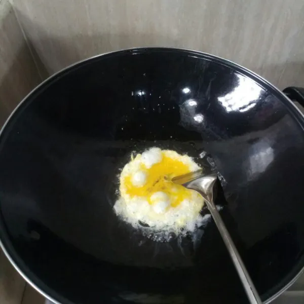 Kemudian, panaskan minyak dalam wajan. Goreng telur dan buat orak-arik.