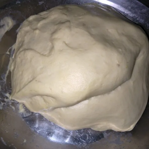 Setelah kalis diamkan adonan hingga mengembang  dua kali lipat atau ±30 menit sambil ditutup menggunakan serbet.