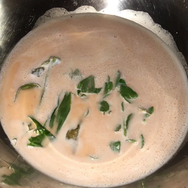 Masukkan santan kemudian aduk dan masak dengan api sedang