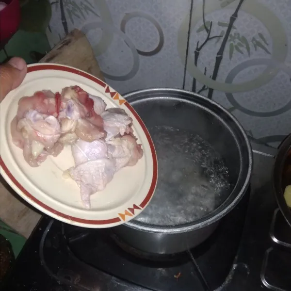 Didihkan air masukan ayam masak sampai mendidih.