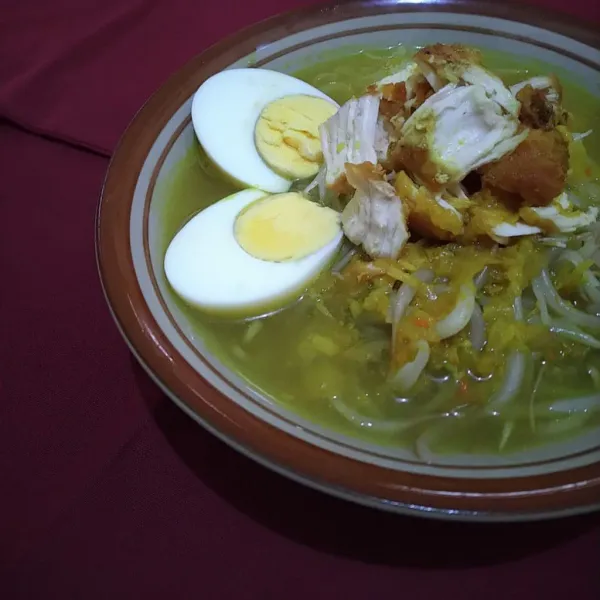 Sajikan soto dengan pelengkap (soun, tauge rebus, irisan kol, dan telur rebus)