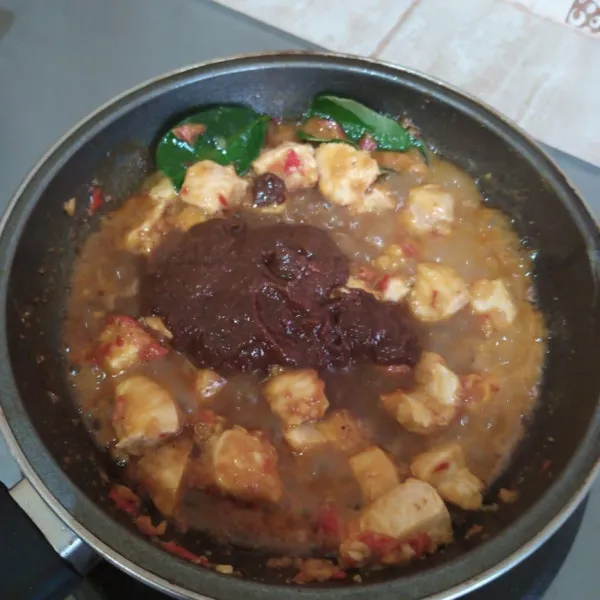 Terakhir masukkan bumbu kacang, aduk rata. Masak sampai agak kering.