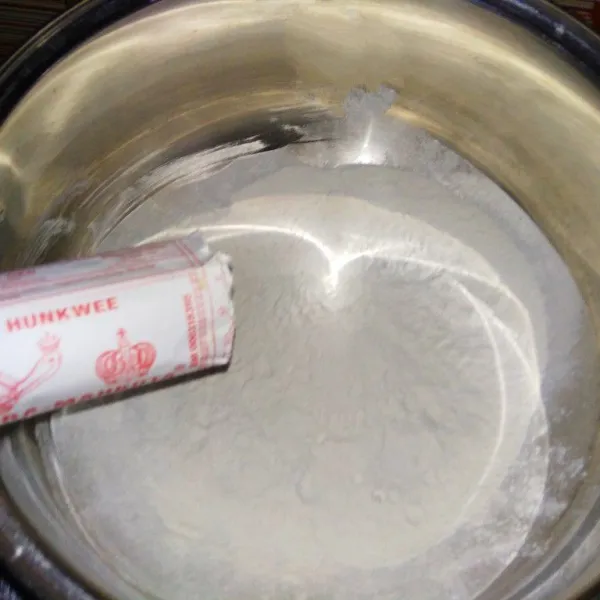 Masukan tepung hunkwee dalam panci
