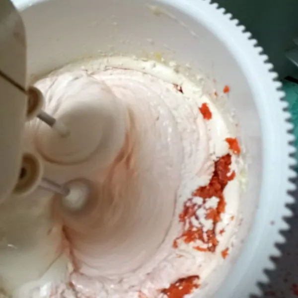 Kecilkan mixer masukkan wortel parut aduk rata.