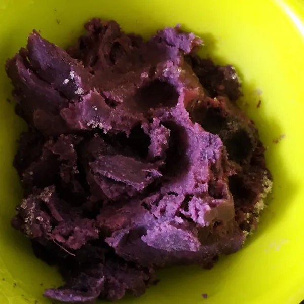 Lumatkan ubi ungu hingga halus. Tambahkan gula dan garam. Aduk rata menggunakan tangan.