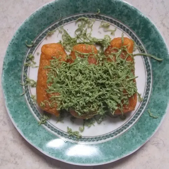 Siapkan piring kemudian tata timus dan taburi dengan coklat rasa green tea yang sudah diparut. Timus ubi tabur coklat green tea siap disajikan.